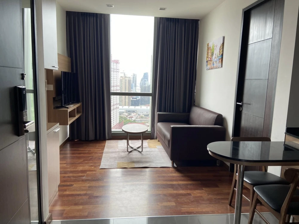 For rent: Wish Signature Midtown Siam, spacious unit with ample living space on the 31st floor offering stunning views. Don't miss out!