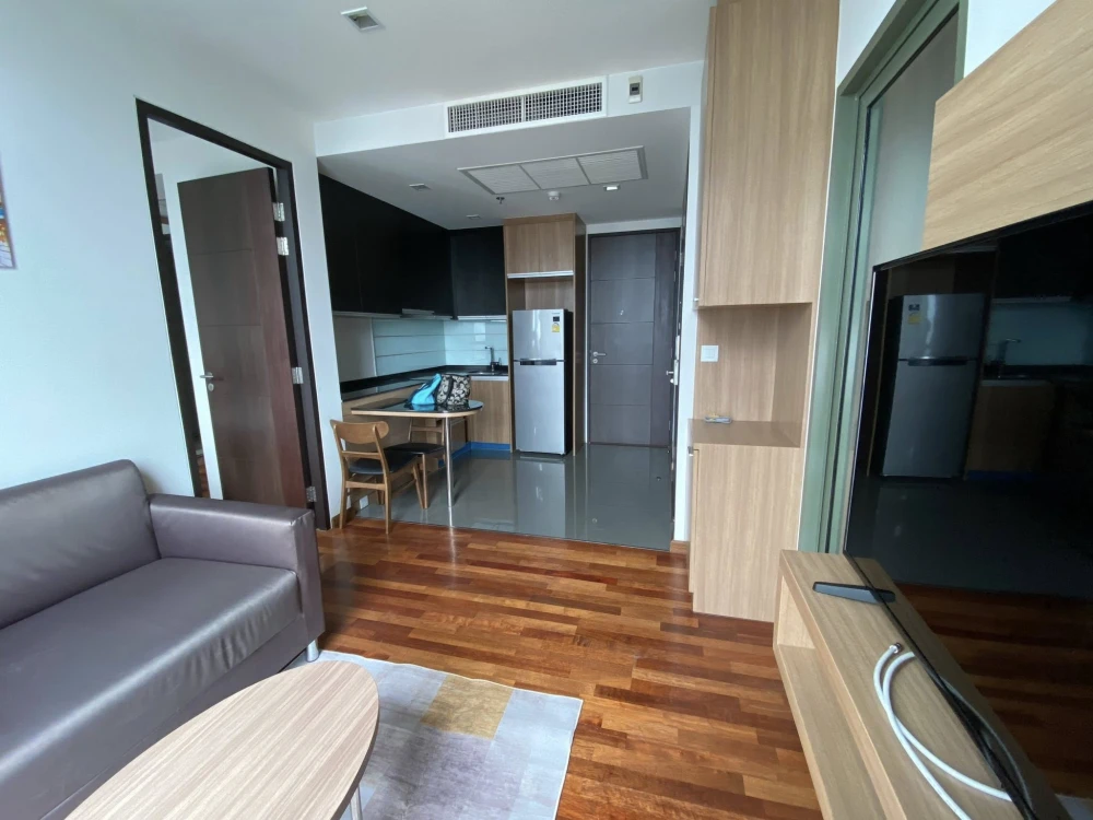 For rent: Wish Signature Midtown Siam, spacious unit with ample living space on the 31st floor offering stunning views. Don't miss out!