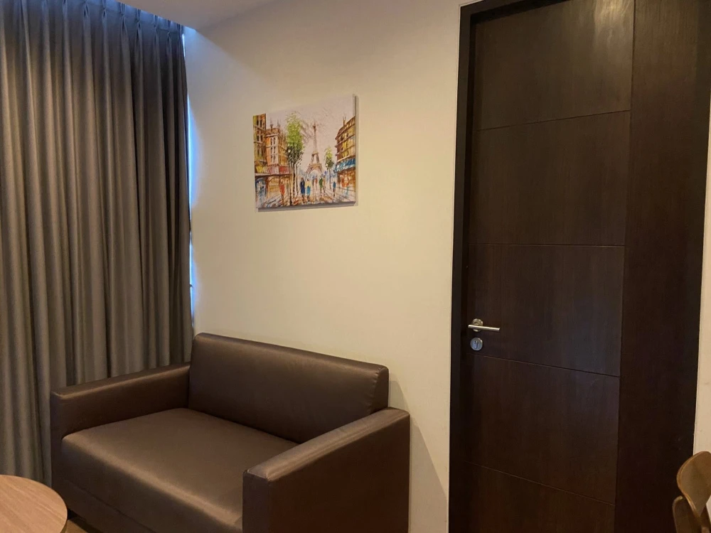 For rent: Wish Signature Midtown Siam, spacious unit with ample living space on the 31st floor offering stunning views. Don't miss out!