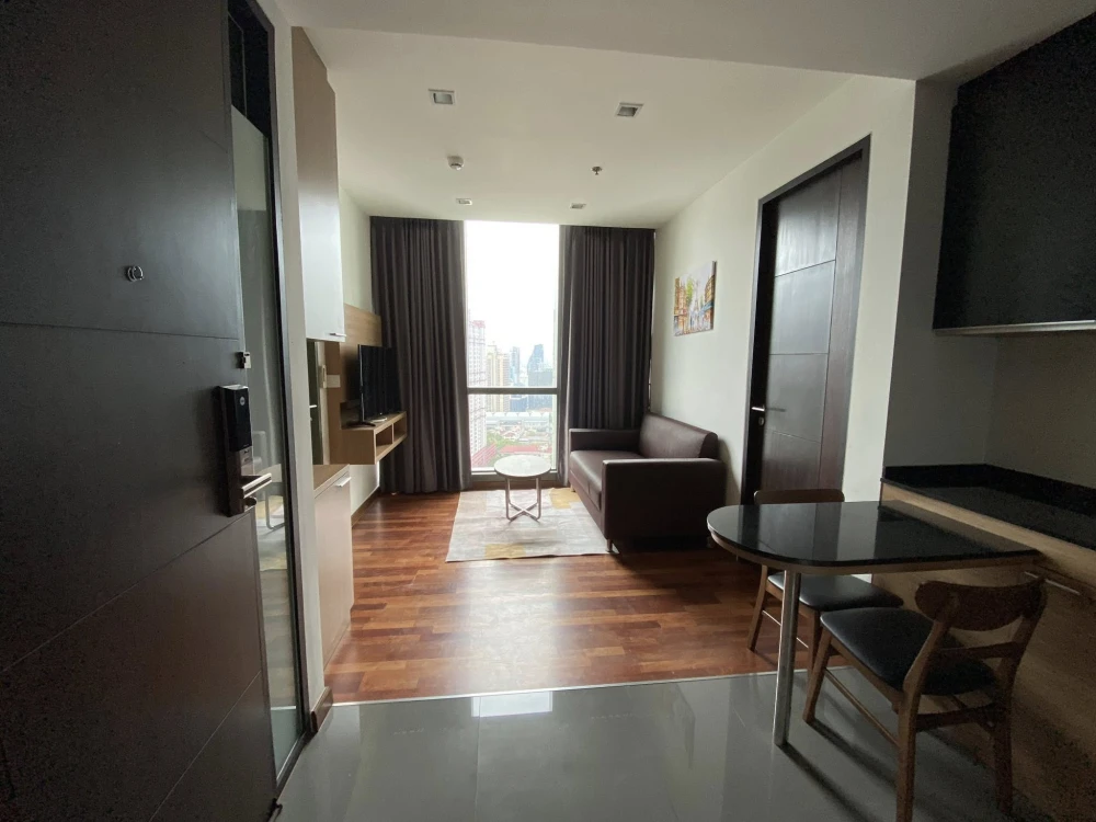 For rent: Wish Signature Midtown Siam, spacious unit with ample living space on the 31st floor offering stunning views. Don't miss out!