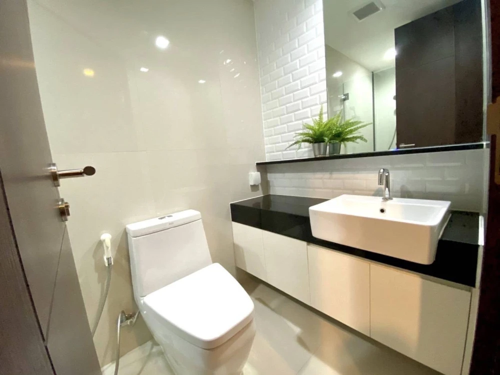 For rent: Wish Signature Midtown Siam. Nice unit with high-quality built-in furniture and private lift. Don't miss out!