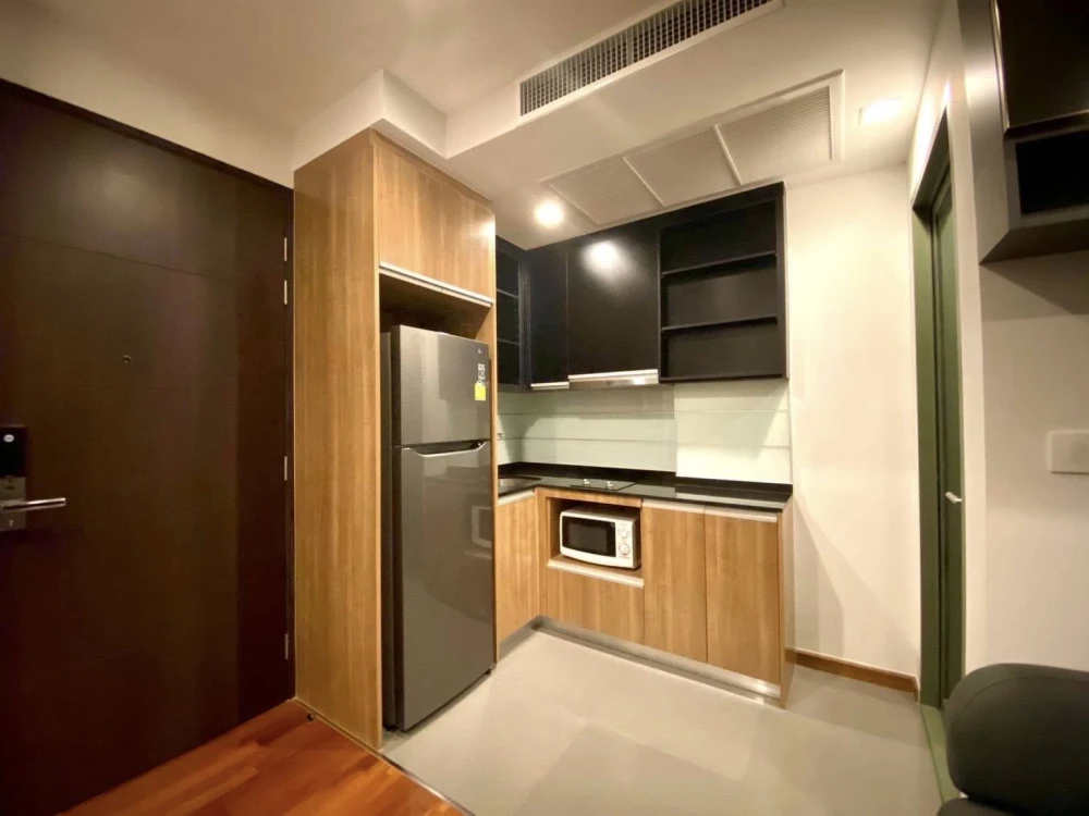 For rent: Wish Signature Midtown Siam. Nice unit with high-quality built-in furniture and private lift. Don't miss out!