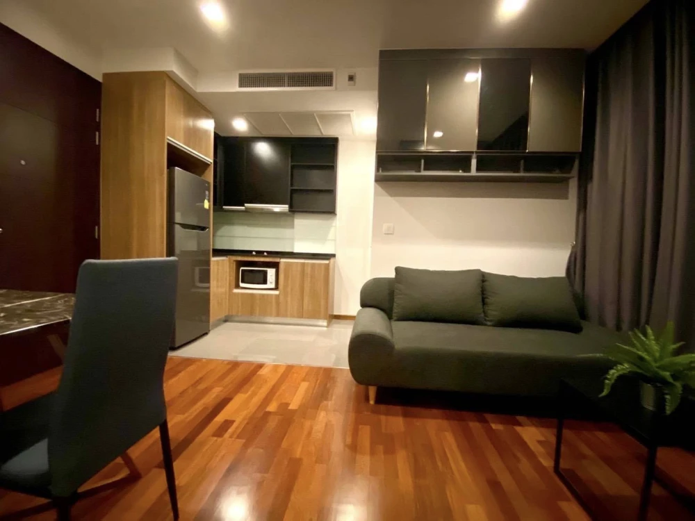 For rent: Wish Signature Midtown Siam. Nice unit with high-quality built-in furniture and private lift. Don't miss out!