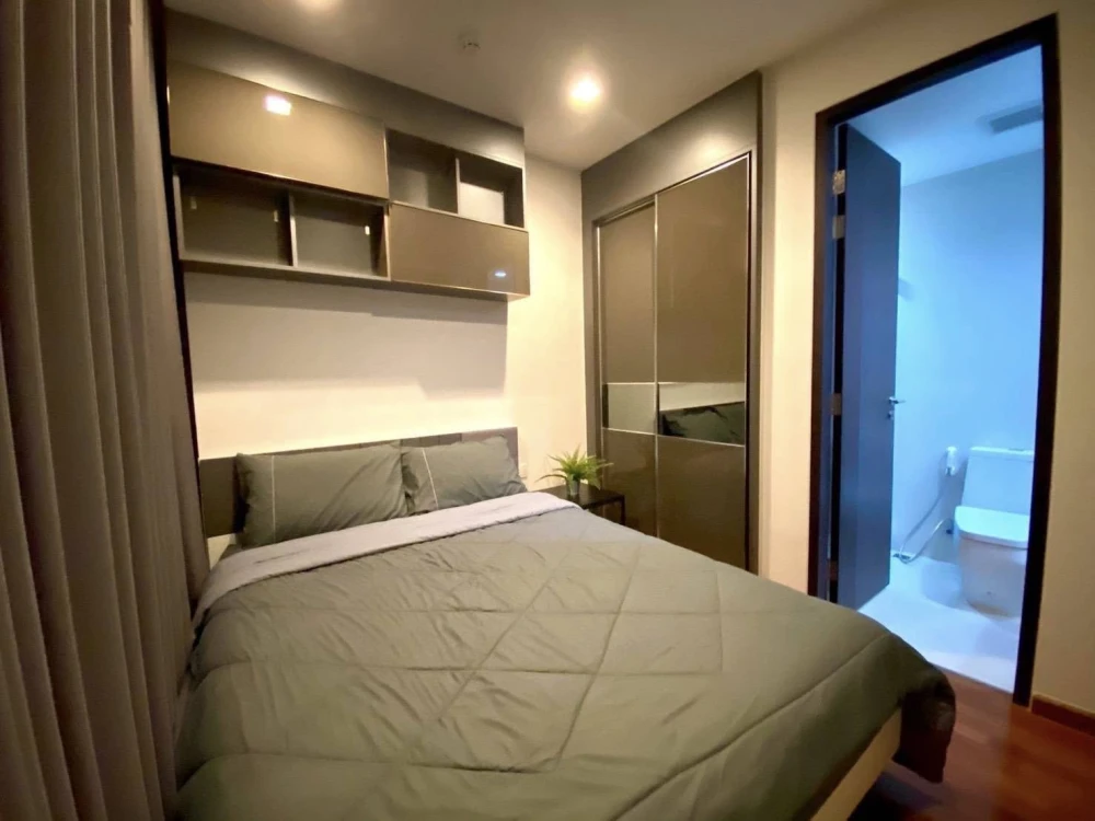 For rent: Wish Signature Midtown Siam. Nice unit with high-quality built-in furniture and private lift. Don't miss out!