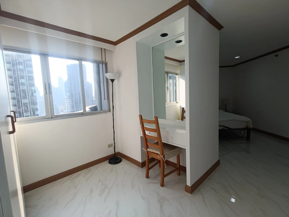 2-bedroom apartment for rent at Wittayu Complex, 20th floor, fully furnished. Book now!