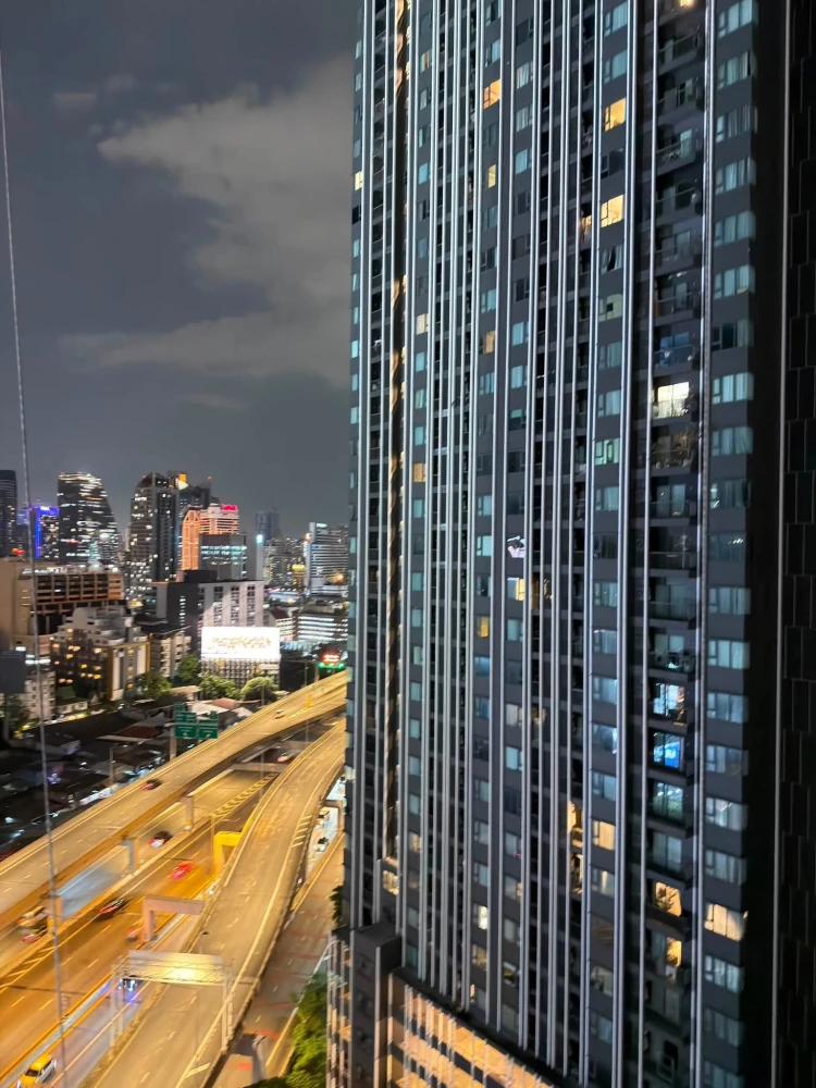 2-bedroom condo for rent at Witthayu Complex. Pets allowed. Fully furnished and ready to move in.