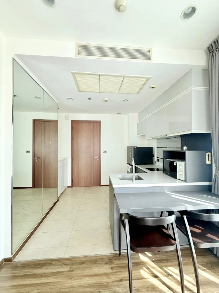 For rent: Wyne Sukhumvit, corner unit, beautiful view, immaculate condition, ready to move in!