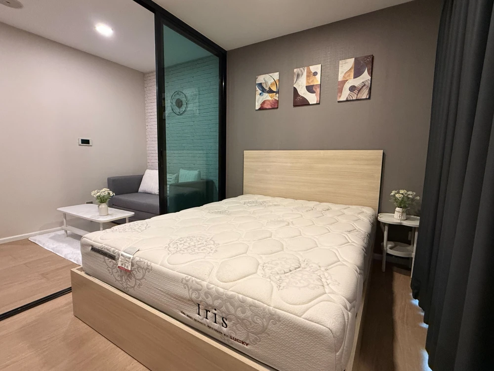 For rent: Wynn Ladprao-Chockchai 4, a lovely room decorated in a cool theme, with beautiful wallpaper and fully furnished. Reserve now!