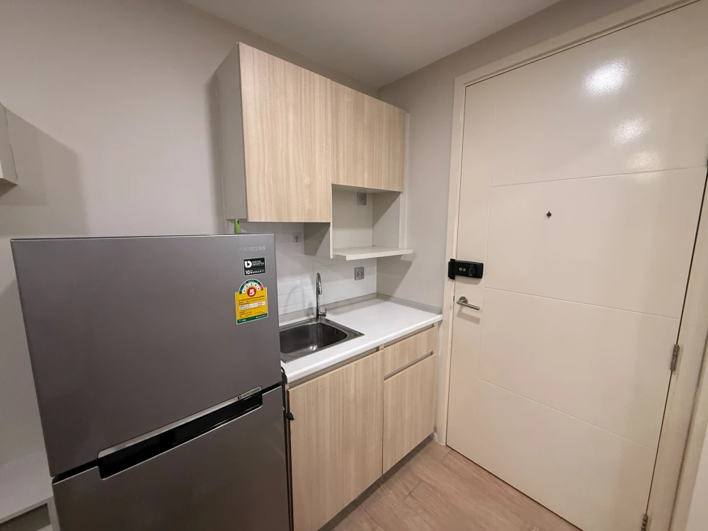 For rent: Wynn Ladprao-Chockchai 4, a lovely room decorated in a cool theme, with beautiful wallpaper and fully furnished. Reserve now!