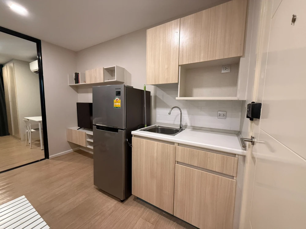 For rent: Wynn Ladprao-Chockchai 4, a lovely room decorated in a cool theme, with beautiful wallpaper and fully furnished. Reserve now!