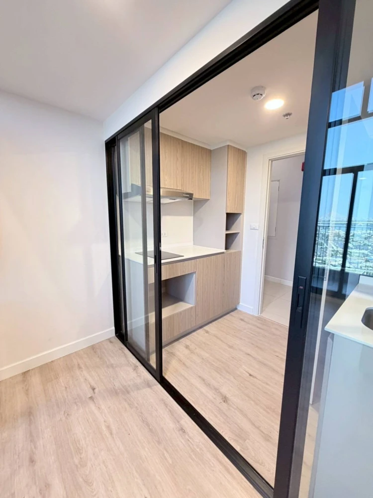 For rent: XIM Suksawat - Rama 3. Spacious room with high ceilings, airy feel, high-quality built-in furniture, and beautiful view. Book now!