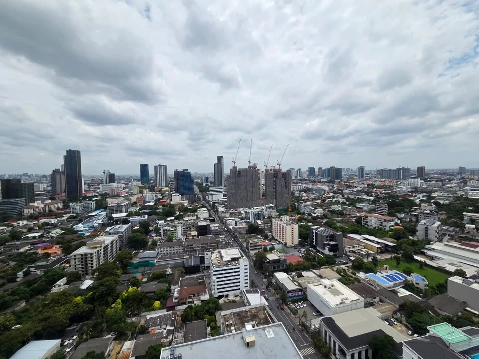 XT Ekkamai for rent, corner room, 270 degree city view, facing north, interested, reserve now.