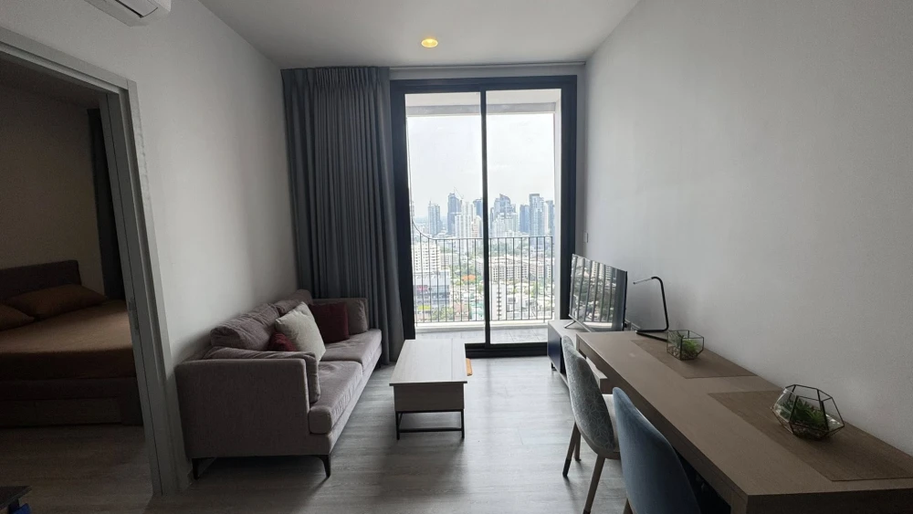 For rent: XT Ekkamai, very high floor (29th floor), city view overlooking Thonglor and Ekkamai. Ready to move in.