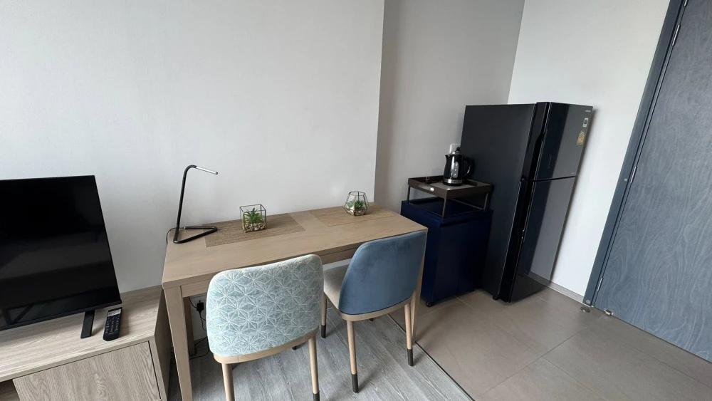 For rent: XT Ekkamai, very high floor (29th floor), city view overlooking Thonglor and Ekkamai. Ready to move in.