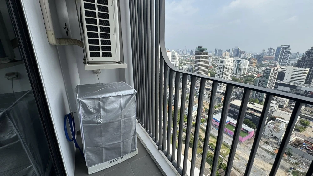 For rent: XT Ekkamai, very high floor (29th floor), city view overlooking Thonglor and Ekkamai. Ready to move in.