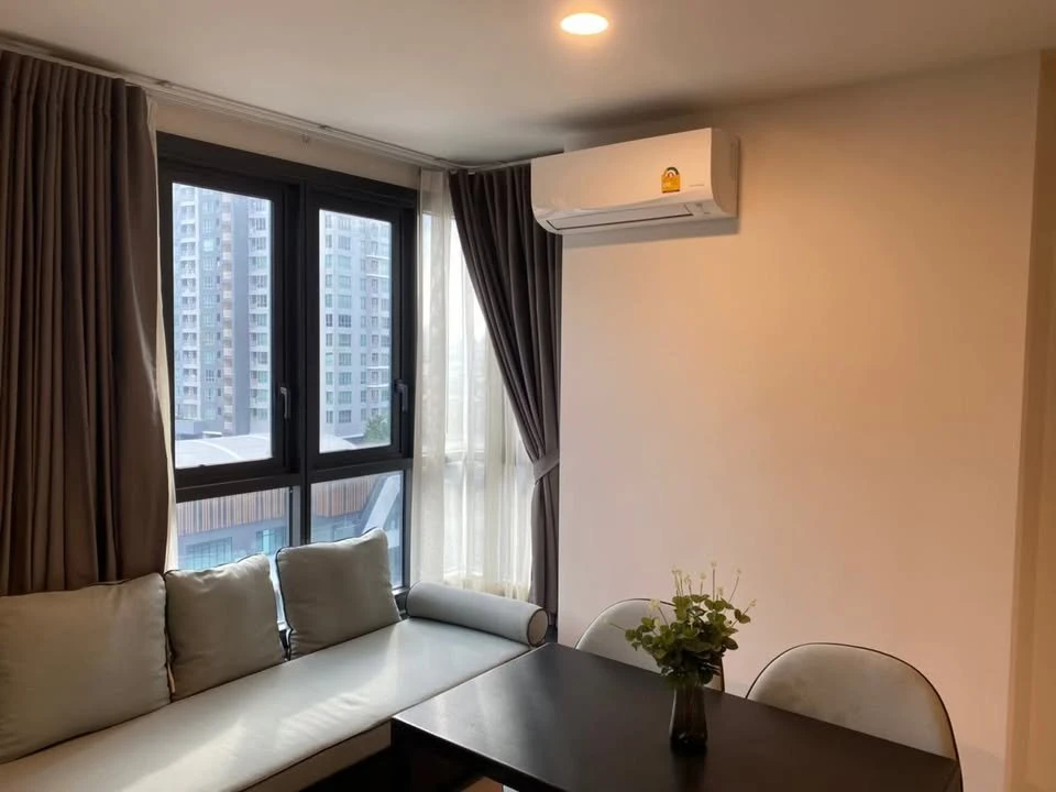 For rent: XT HUAIKHWANG, 9th floor, Building A, fully furnished, just bring your own luggage and move in.