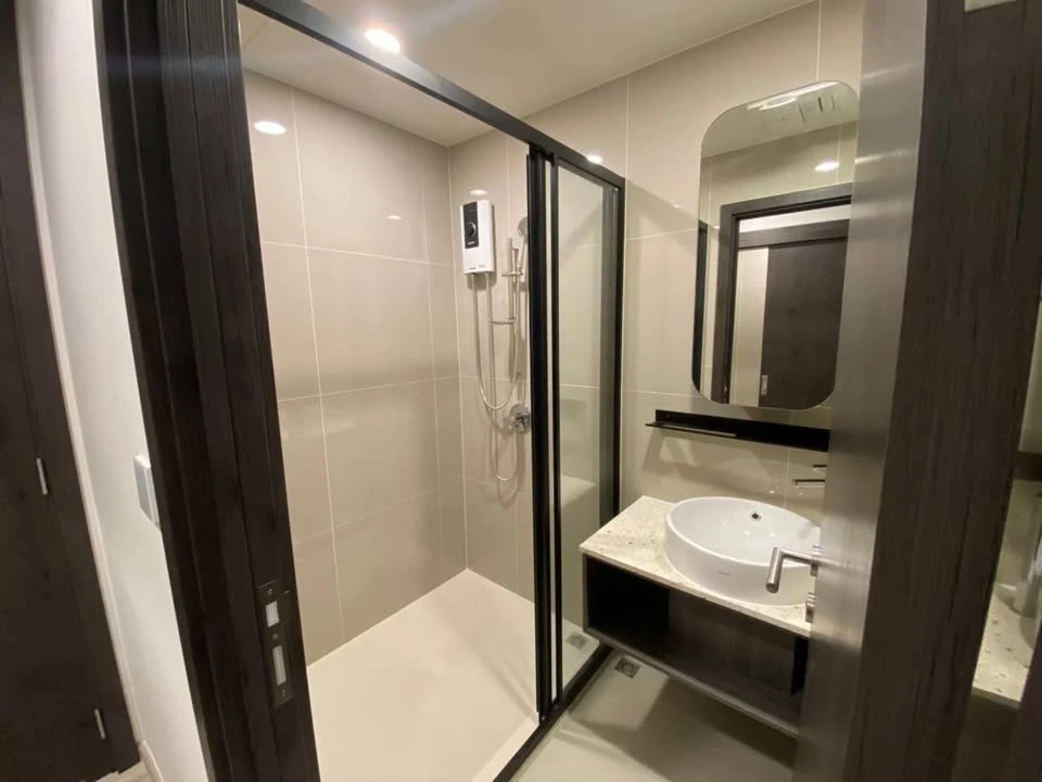 For rent: XT HUAIKHWANG, 9th floor, Building A, fully furnished, just bring your own luggage and move in.