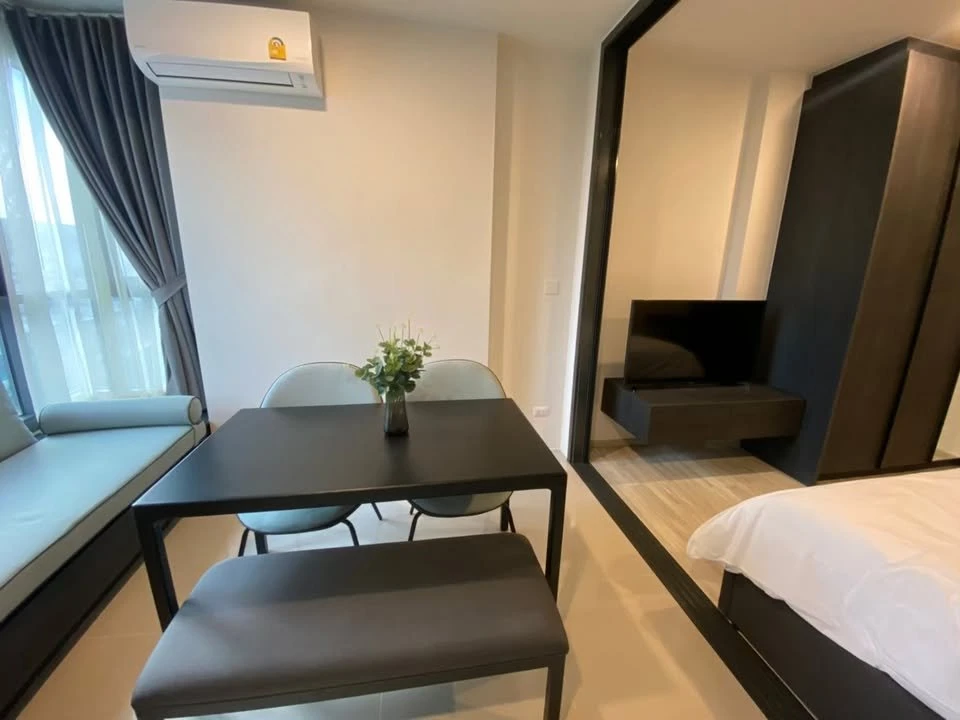 For rent: XT HUAIKHWANG, 9th floor, Building A, fully furnished, just bring your own luggage and move in.