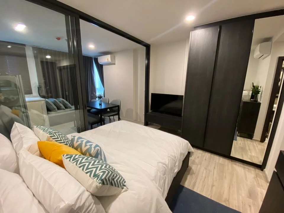 For rent: XT HUAIKHWANG, 9th floor, Building A, fully furnished, just bring your own luggage and move in.