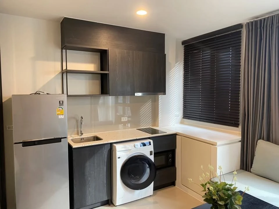 For rent: XT HUAIKHWANG, 9th floor, Building A, fully furnished, just bring your own luggage and move in.