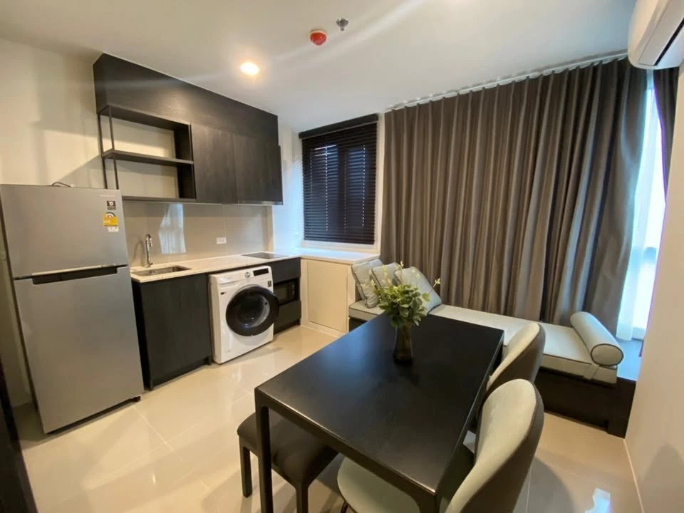 For rent: XT HUAIKHWANG, 9th floor, Building A, fully furnished, just bring your own luggage and move in.