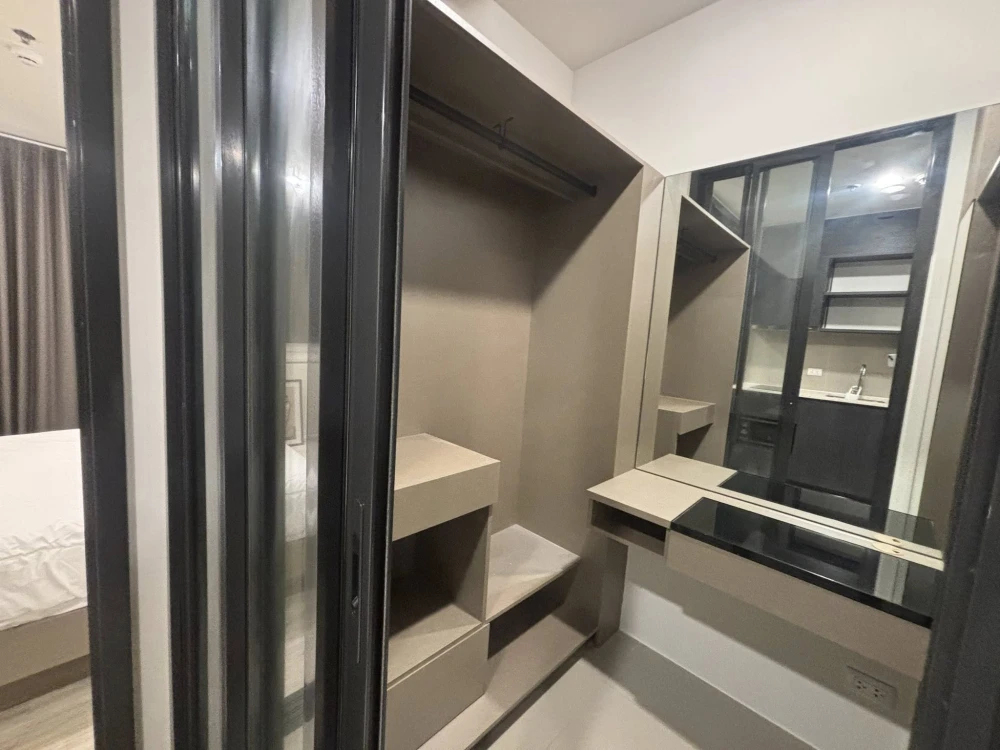 For rent: XT Huaikhwang, fully furnished, with a pleasant, shady garden view. Hurry and book before you miss out.