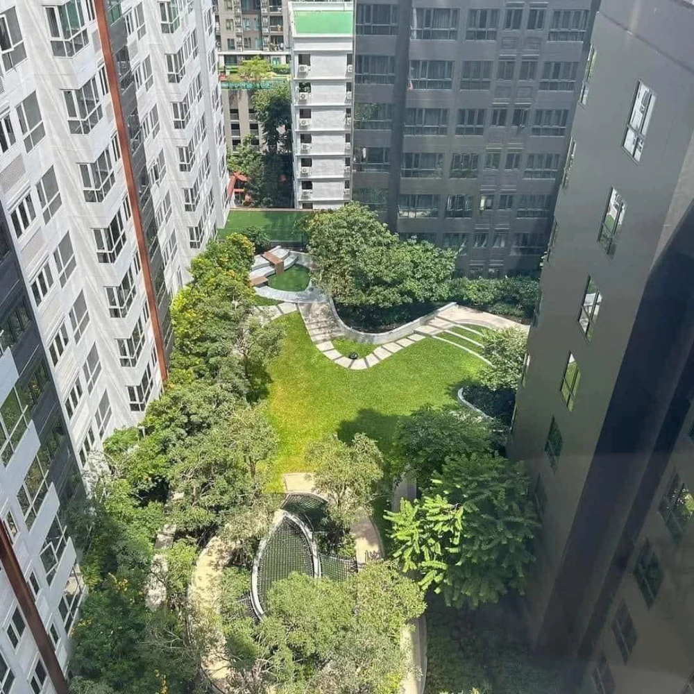 For rent: XT Huaikhwang, fully furnished, with a pleasant, shady garden view. Hurry and book before you miss out.