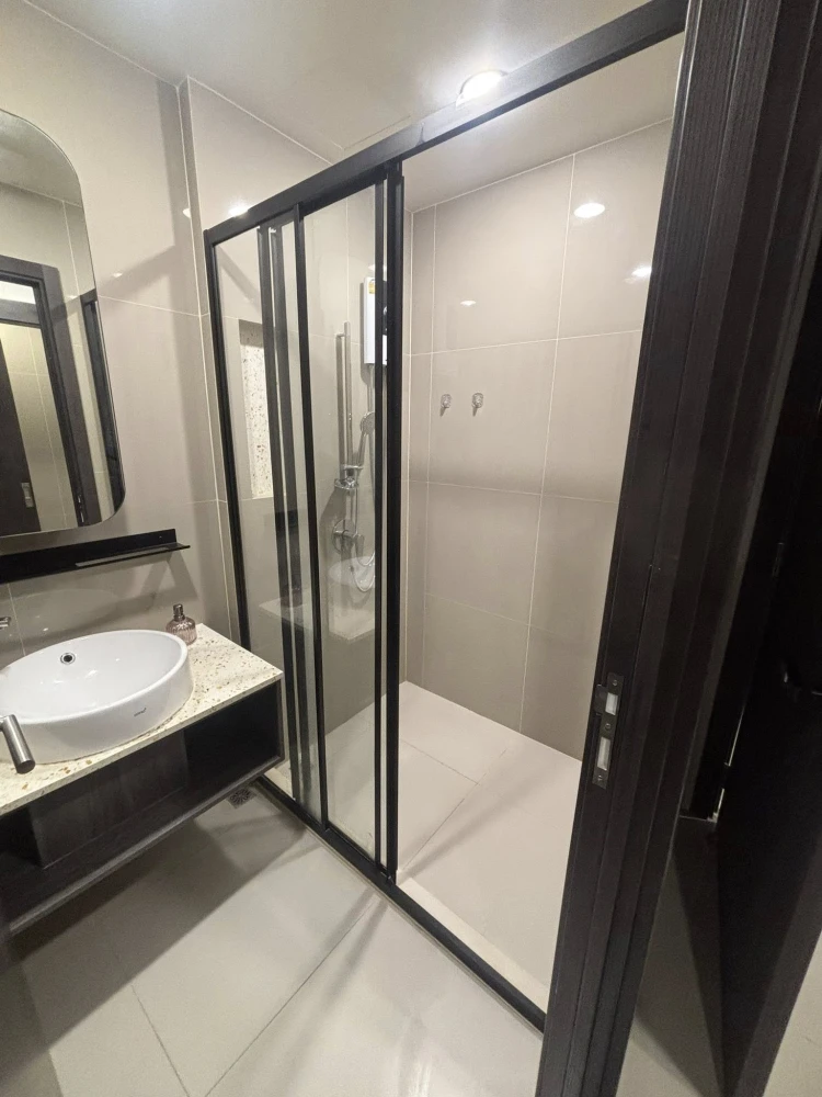 For rent: XT Huaikhwang, fully furnished, with a pleasant, shady garden view. Hurry and book before you miss out.