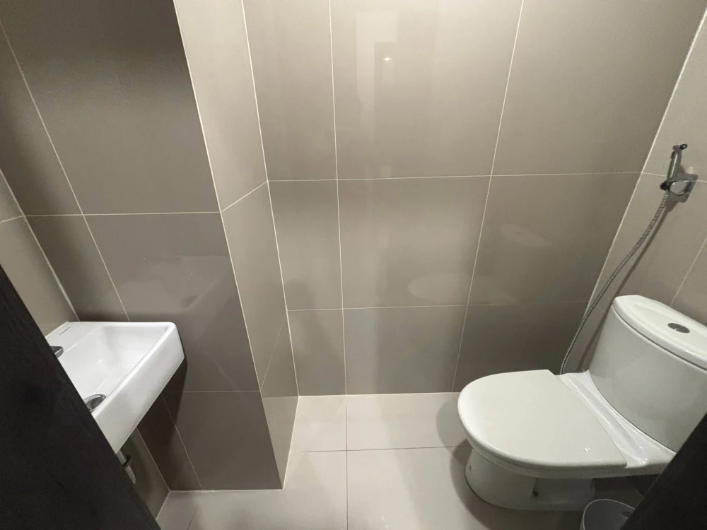 For rent: XT Huaikhwang, fully furnished, with a pleasant, shady garden view. Hurry and book before you miss out.