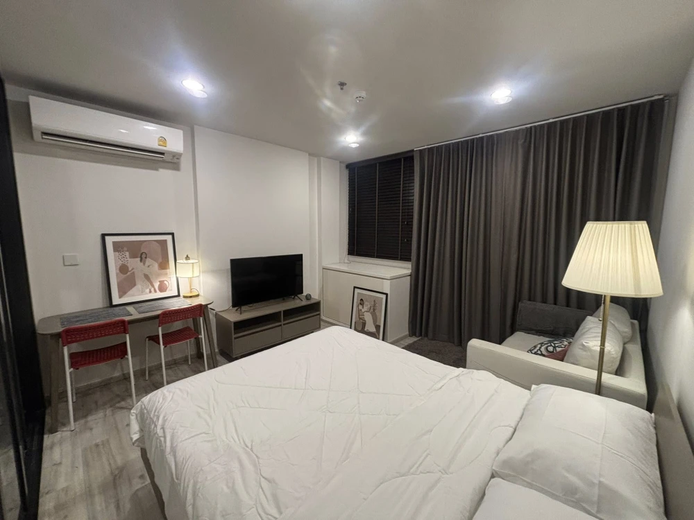 For rent: XT Huaikhwang, fully furnished, with a pleasant, shady garden view. Hurry and book before you miss out.