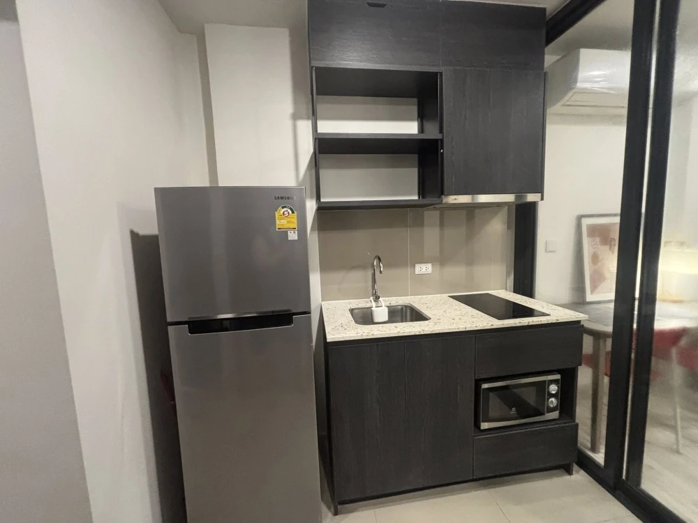 For rent: XT Huaikhwang, fully furnished, with a pleasant, shady garden view. Hurry and book before you miss out.