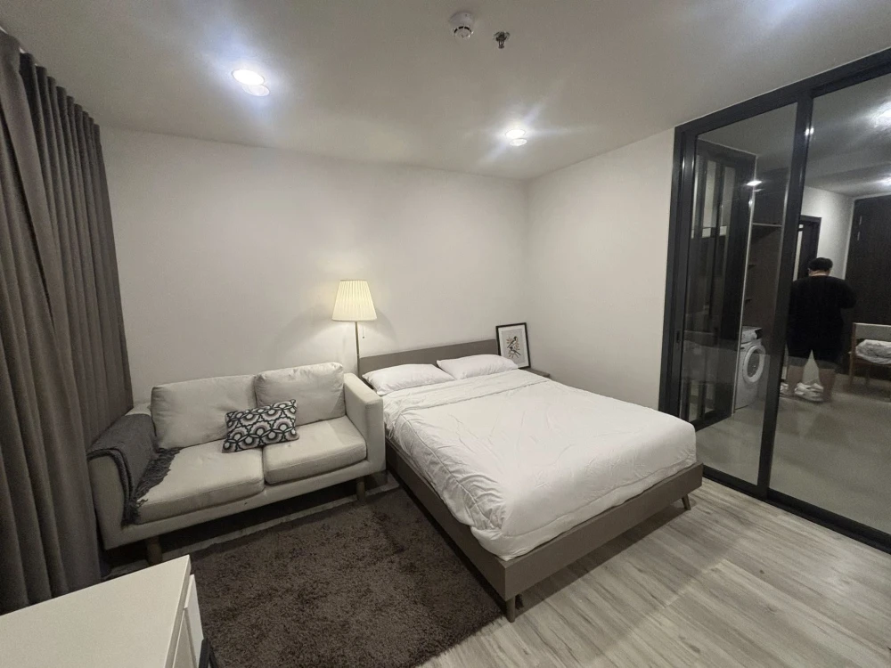 For rent: XT Huaikhwang, fully furnished, with a pleasant, shady garden view. Hurry and book before you miss out.