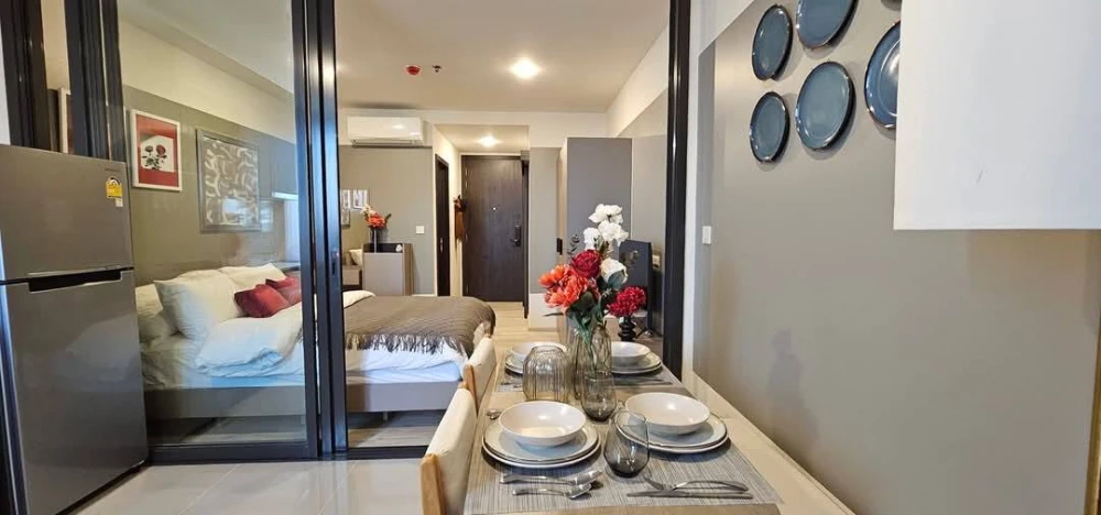 For rent: XT Huaikhwang, 27th floor, very high, fully decorated, stylish and comfortable, must reserve now.