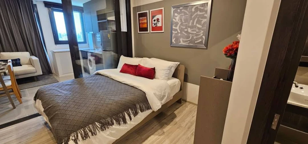 For rent: XT Huaikhwang, 27th floor, very high, fully decorated, stylish and comfortable, must reserve now.