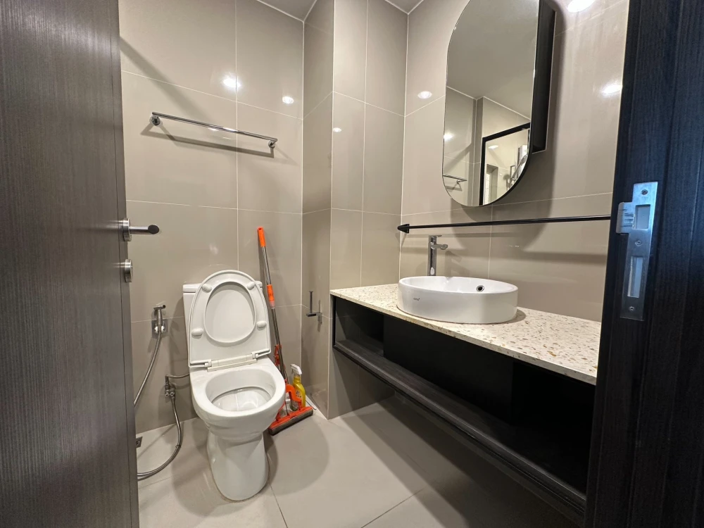 For rent: XT Huaikhwang, a nice room on the 7th floor, fully furnished, just bring your bags and move in.