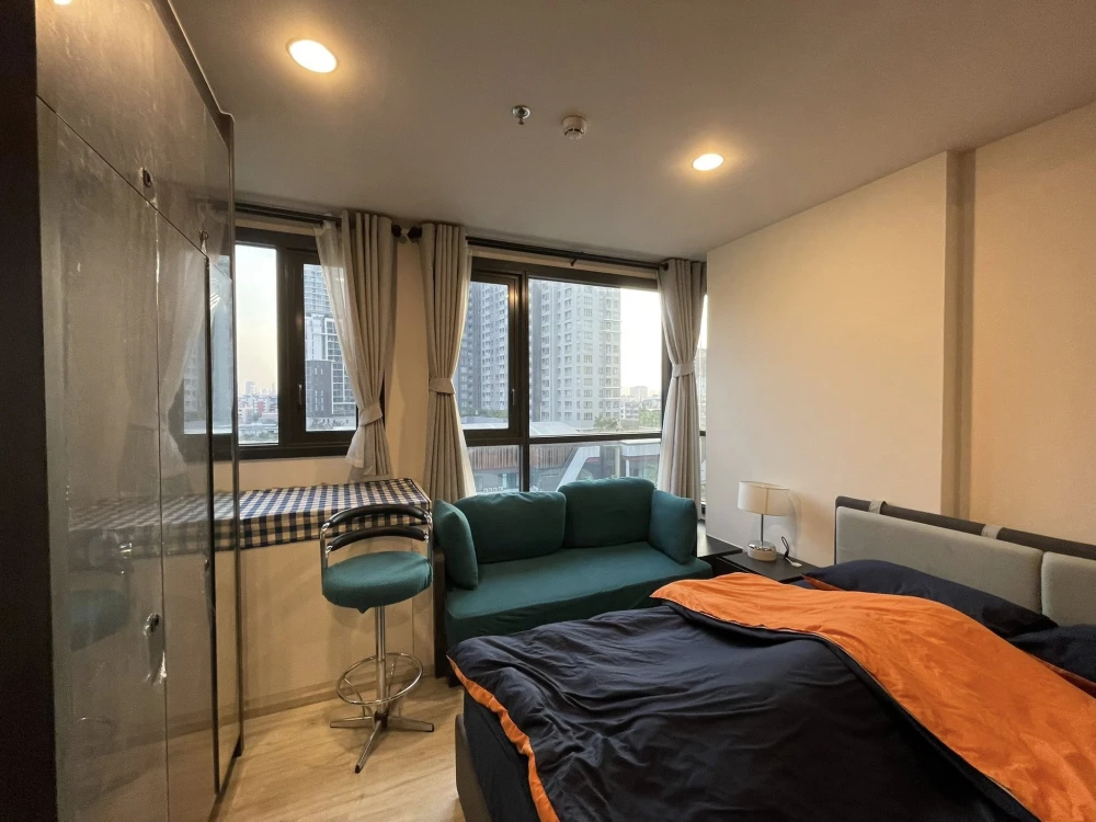 For rent: XT Huaikhwang, a nice room on the 7th floor, fully furnished, just bring your bags and move in.