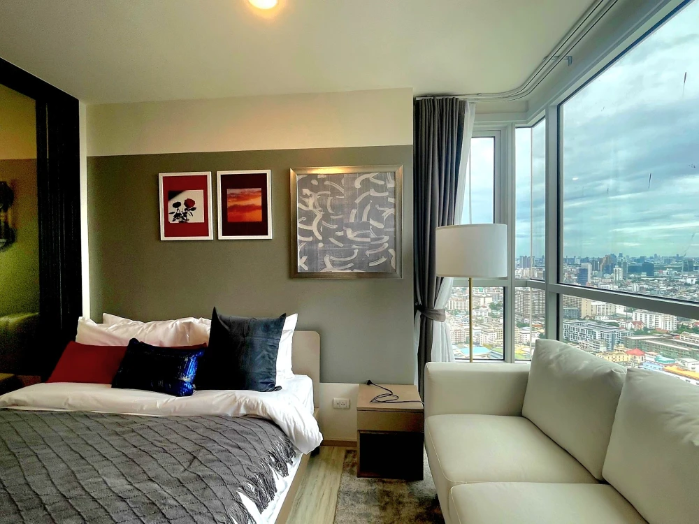 For rent: XT Huaikhwang Studio room, stylishly decorated, fully furnished, just bring your bags and move in.