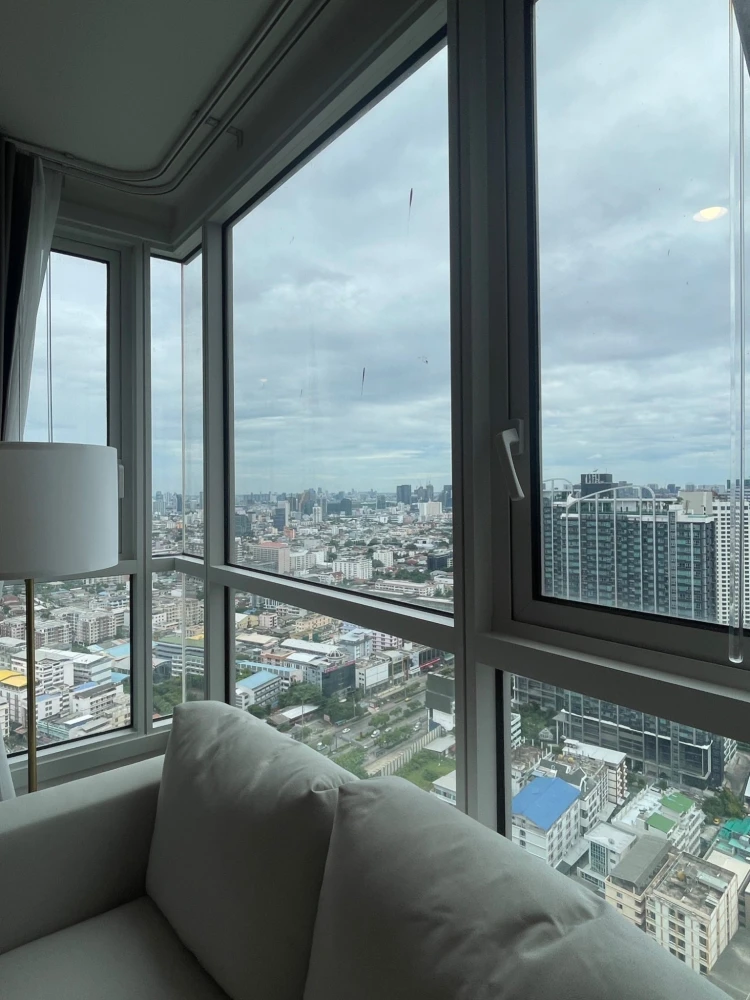 For rent: XT Huaikhwang Studio room, stylishly decorated, fully furnished, just bring your bags and move in.