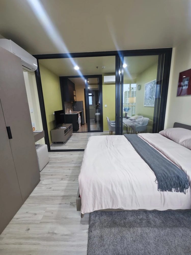 For rent: XT Huaykwang, beautiful corner room, 27th floor, sunset view, comes with a special price. Hurry and reserve before it's gone.