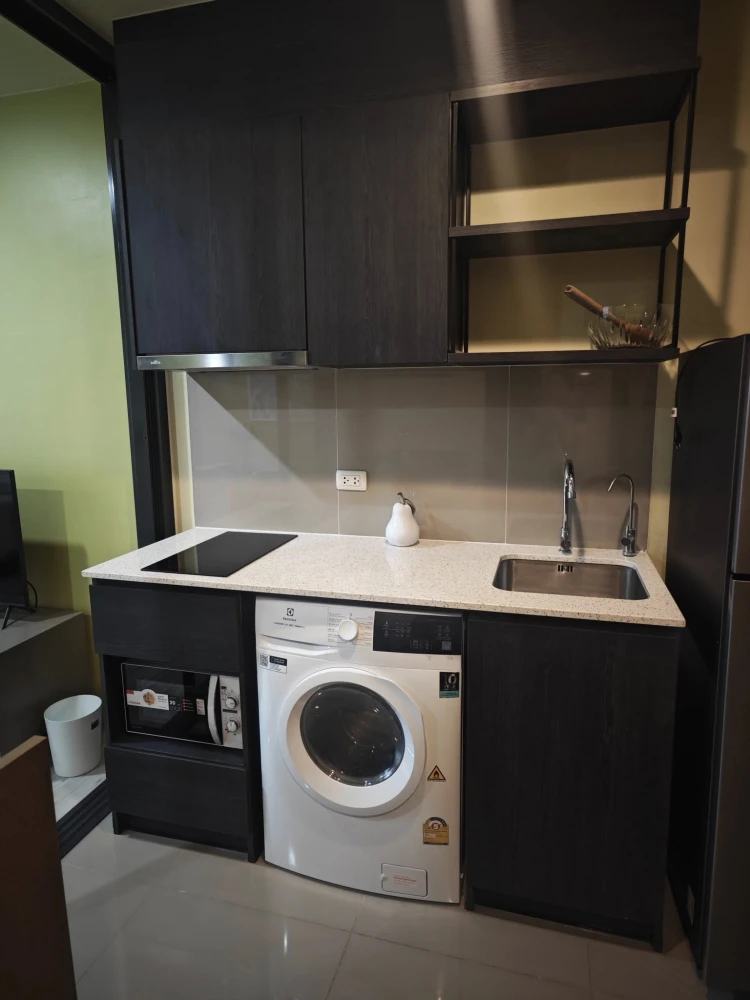 For rent: XT Huaykwang, beautiful corner room, 27th floor, sunset view, comes with a special price. Hurry and reserve before it's gone.