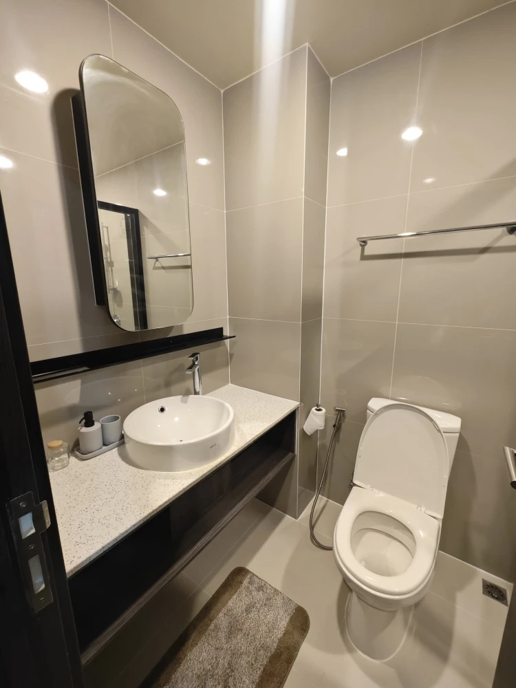 For rent: XT Huaykwang, beautiful corner room, 27th floor, sunset view, comes with a special price. Hurry and reserve before it's gone.