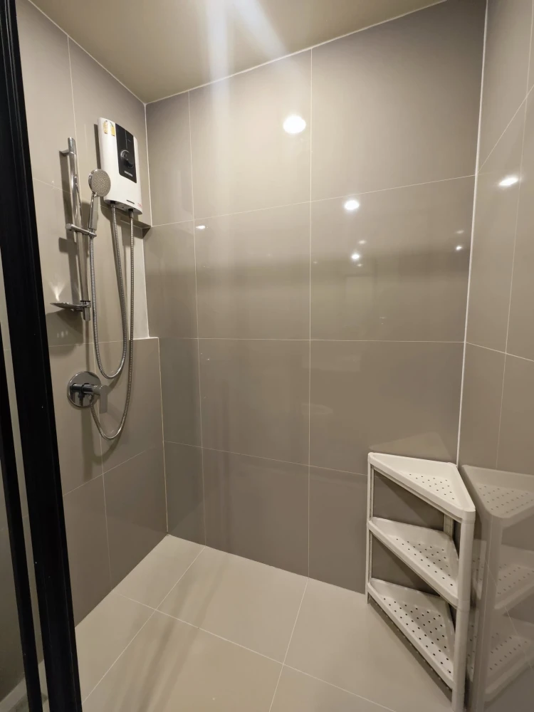 For rent: XT Huaykwang, beautiful corner room, 27th floor, sunset view, comes with a special price. Hurry and reserve before it's gone.