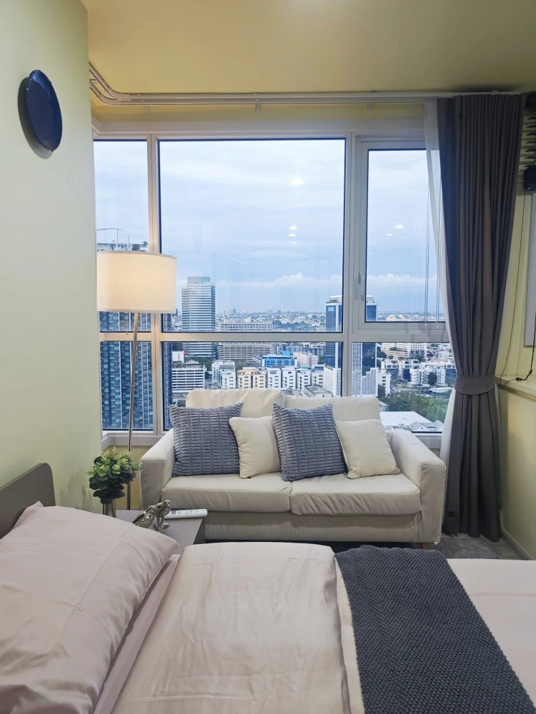 For rent: XT Huaykwang, beautiful corner room, 27th floor, sunset view, comes with a special price. Hurry and reserve before it's gone.