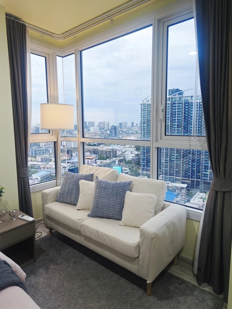 For rent: XT Huaykwang, beautiful corner room, 27th floor, sunset view, comes with a special price. Hurry and reserve before it's gone.