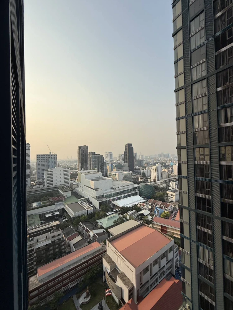 For rent: XT Phayathai, 23rd floor, beautiful room, comes with awesome decorations. If you don't book, you'll really miss out.