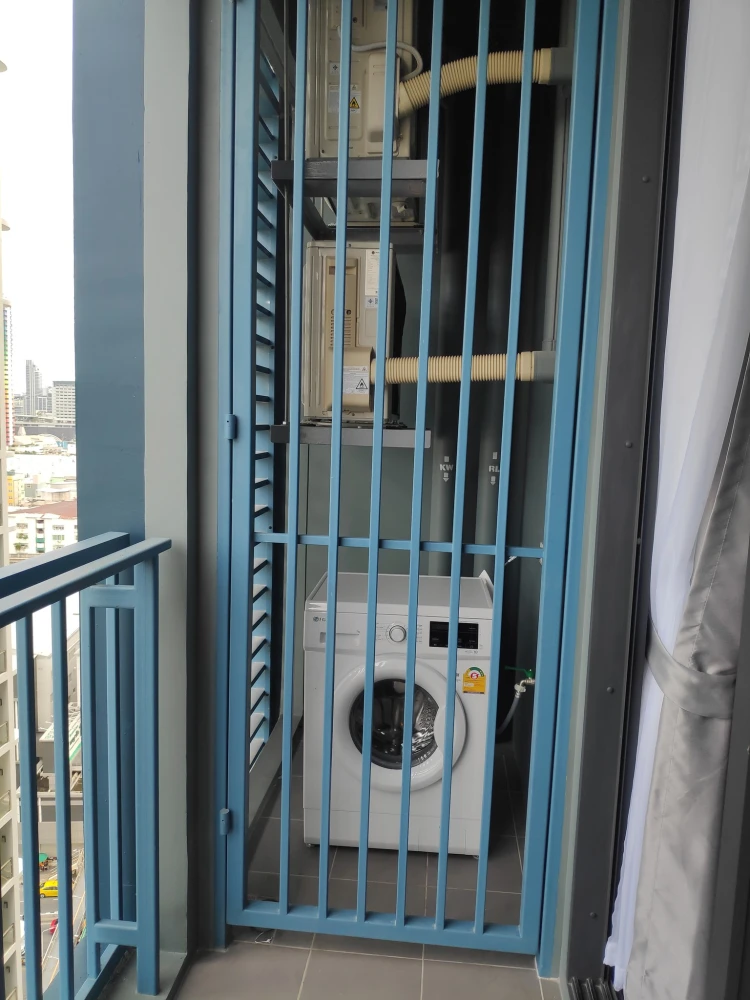 For rent: XT Phayathai, 23rd floor, beautiful room, comes with awesome decorations. If you don't book, you'll really miss out.