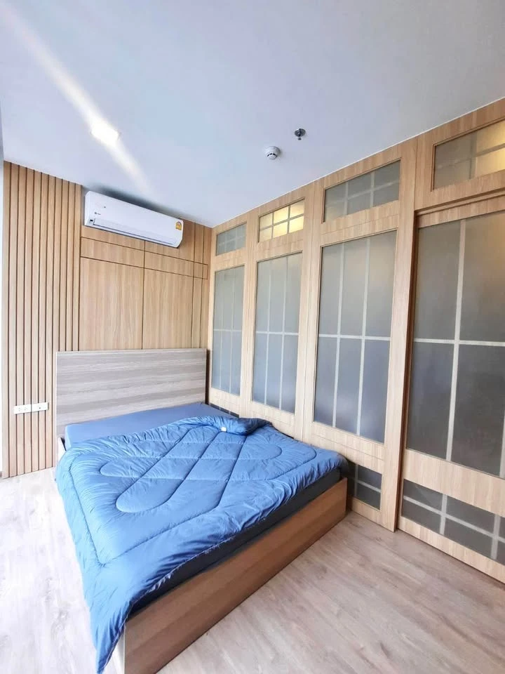 XT Phayathai for rent, has a balcony, no blocked view, the building next door is not on the school side, spacious living room, decorated in a minimali