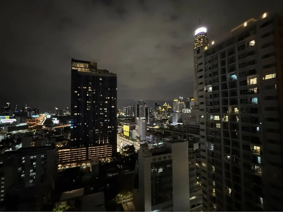 XT Phayathai for rent, has a balcony, no blocked view, the building next door is not on the school side, spacious living room, decorated in a minimali