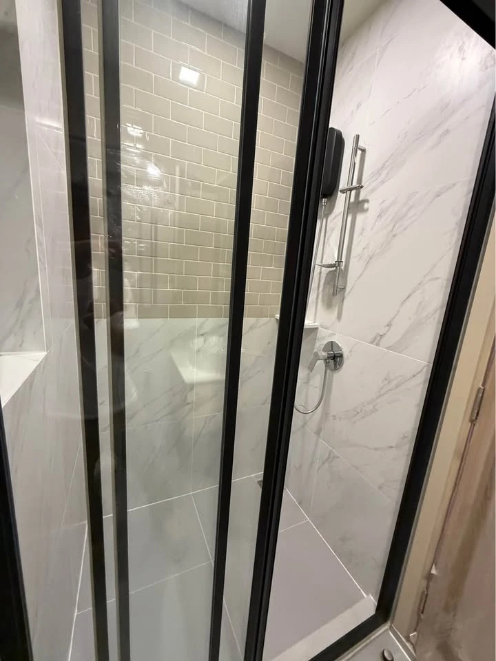 XT Phayathai for rent, has a balcony, no blocked view, the building next door is not on the school side, spacious living room, decorated in a minimali
