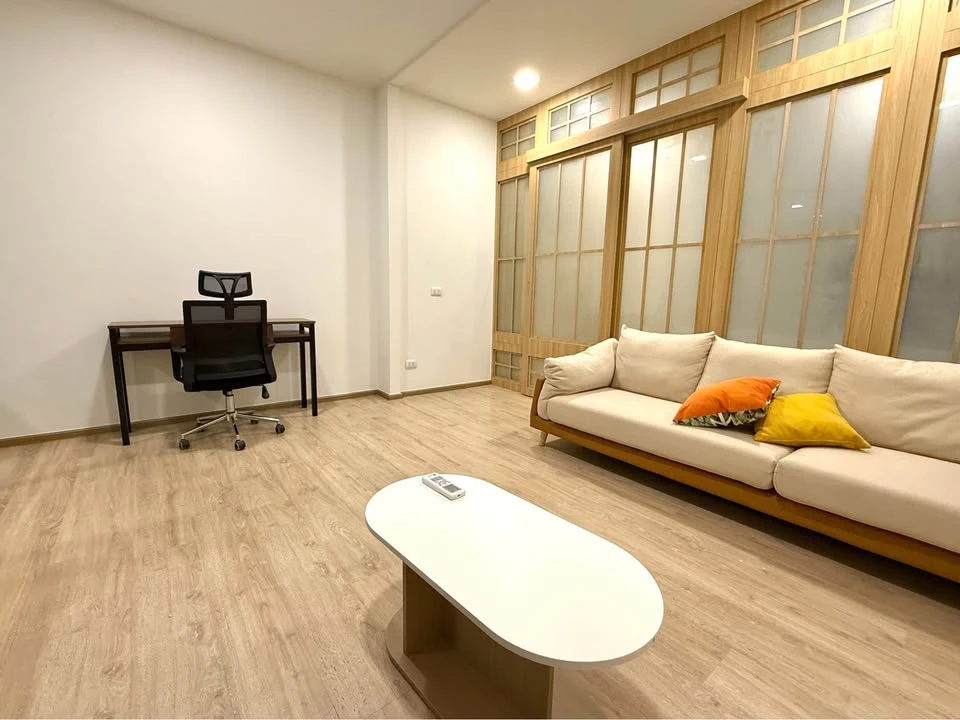 XT Phayathai for rent, has a balcony, no blocked view, the building next door is not on the school side, spacious living room, decorated in a minimali